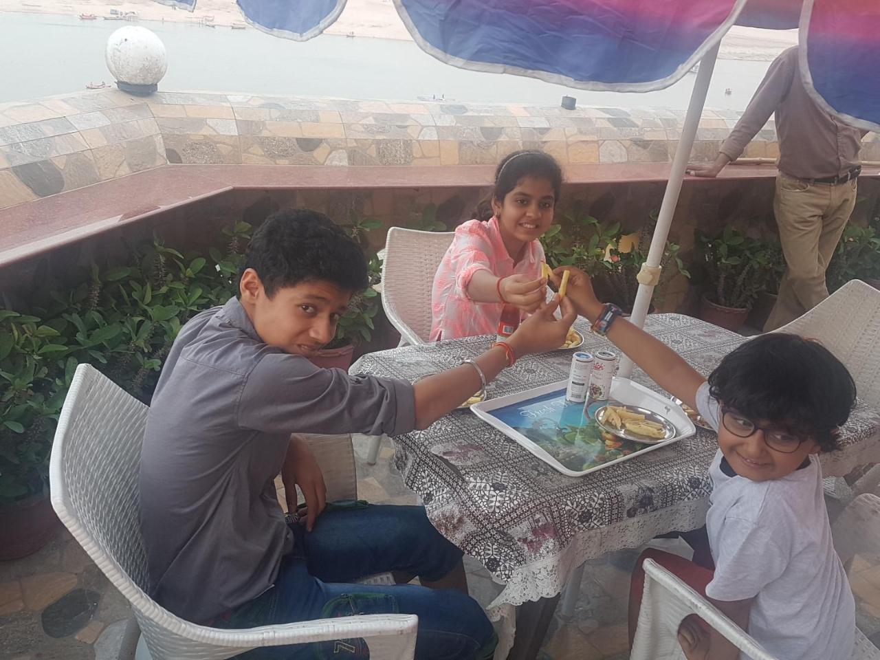 Shiva Ganges View Guest House Varanasi Bagian luar foto